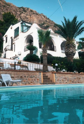  Villa del Golfo Urio with swimming pool shared by the two apartments  Санта Флавиа